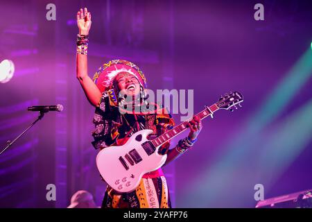 Marseille, France. 12 octobre 2024. Fatoumata Diawara se produit en direct sur scène lors de la 32ème édition du Festival 'la Fiesta des Suds' à Marseille. Crédit : SOPA images Limited/Alamy Live News Banque D'Images