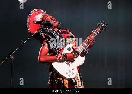 Marseille, France. 12 octobre 2024. Fatoumata Diawara se produit en direct sur scène lors de la 32ème édition du Festival 'la Fiesta des Suds' à Marseille. Crédit : SOPA images Limited/Alamy Live News Banque D'Images