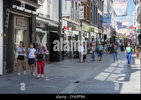 Malines, Province d'Anvers- Belgique, 07 08 2022, les gens marchent dans la rue commerçante Brull dans la vieille ville Banque D'Images