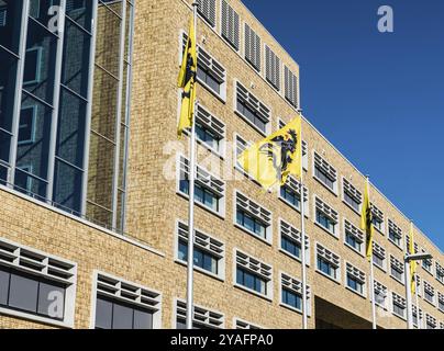 Belgique, 02 25 2019 : façade rectangulaire moderne du bâtiment Herman Teirlinck, principal bureau administratif du gouvernement flamand, Euro Banque D'Images