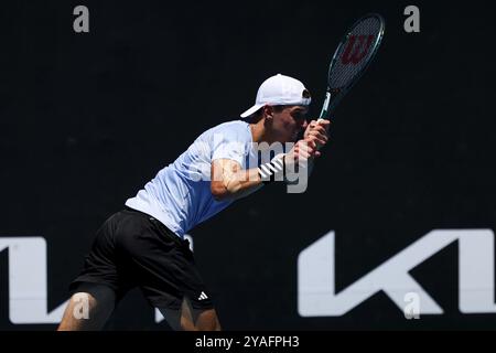 MELBOURNE, AUSTRALIE, 12 JANVIER : Jakub Mensik, de la République tchèque, bat Harold Mayot, de la France, en finale de qualification devant l’Australie 2024 Banque D'Images