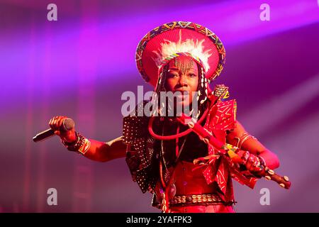 Marseille, France. 12 octobre 2024. Fatoumata Diawara se produit en direct sur scène lors de la 32ème édition du Festival 'la Fiesta des Suds' à Marseille. (Photo Denis Thaust/SOPA images/SIPA USA) crédit : SIPA USA/Alamy Live News Banque D'Images