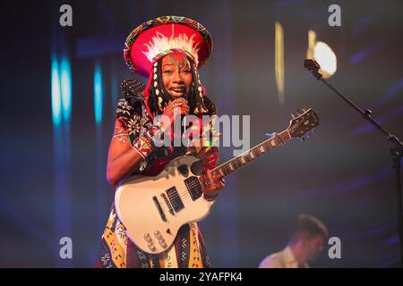 Marseille, France. 12 octobre 2024. Fatoumata Diawara se produit en direct sur scène lors de la 32ème édition du Festival 'la Fiesta des Suds' à Marseille. (Photo Denis Thaust/SOPA images/SIPA USA) crédit : SIPA USA/Alamy Live News Banque D'Images