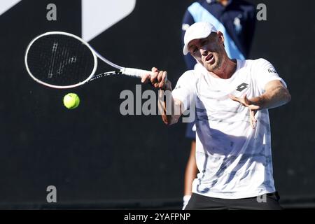 MELBOURNE, AUSTRALIE, 11 JANVIER : John Millman, de l'Australie, alors qu'il affrontait Alex Molcan, de Slovaquie, en qualification avant l'Open d'Australie 2024 Banque D'Images