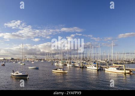 Horizon de Melbourne à travers Hobsons Bay depuis Ferguson St Pier dans Williamstown Waterfront au crépuscule en hiver dans Victoria, Australie, Océanie Banque D'Images