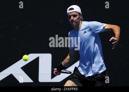 MELBOURNE, AUSTRALIE, 12 JANVIER : Jakub Mensik, de la République tchèque, bat Harold Mayot, de la France, en finale de qualification devant l’Australie 2024 Banque D'Images