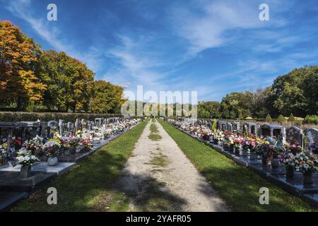 Anderlecht, Bruxelles, Belgique, 10 11 2018 : tombes décorées sur un cimetière face au ciel bleu, Europe Banque D'Images