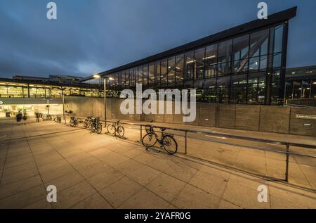 Uppsala, Uppland -Sweden, 07 27 2019 vue nocturne sur la place et le tunnel autour de la gare publique Banque D'Images