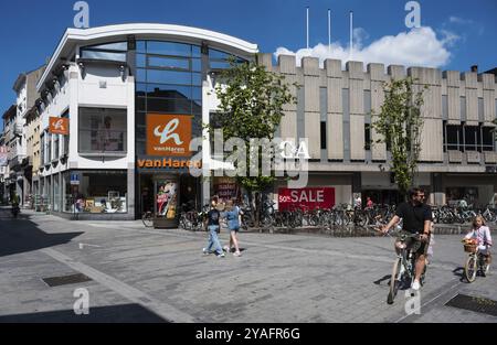 Malines, Province d'Anvers- Belgique, 07 08 2022, les gens marchent dans la rue commerçante Brull dans la vieille ville Banque D'Images