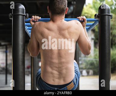 Homme sportif blanc de 43 ans tirant dehors, Bruxelles, Belgique, Europe Banque D'Images