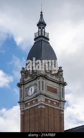 Laeken, région de Bruxelles-capitale, Belgique- 11 09 2021 : Tour et horloge de l'ancien hôtel de ville Banque D'Images