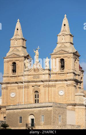 Mellieha, Malte, 01 07 2022 : les tours jumelles de l'église locale arborent un fond de ciel bleu, Europe Banque D'Images