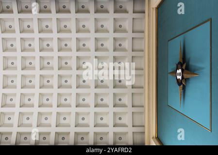 Schaerbeek, région de Bruxelles-capitale, Belgique, 06 25 2020 plafond et étoile décorative de la salle d'attente de la gare principale de Bruxelles-Nord, E Banque D'Images