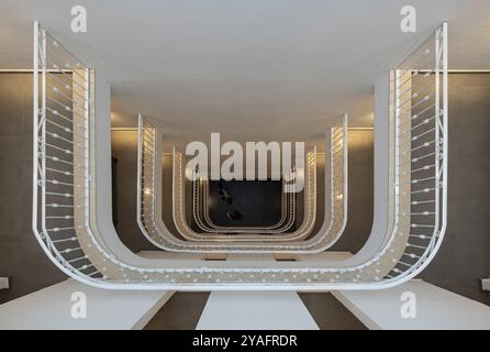 Mellieha, Malte, 01 07 2022 : aménagement intérieur de l'escalier de l'hôtel Solona, angle droit, Europe Banque D'Images