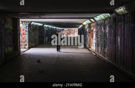 Freattyda, Athènes, Grèce, 12 28 2019 Torusit marchant sous un tunnel souterrain sombre, Europe Banque D'Images