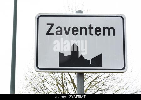 Zaventem, région du Brabant flamand, Belgique, 04 10 2022, panneau routier de la ville en noir et blanc, Europe Banque D'Images