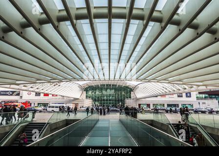 Lisbonne, Portugal : 12 28 2018 : voyageurs entrant et sortant de la gare d'Oriente Banque D'Images