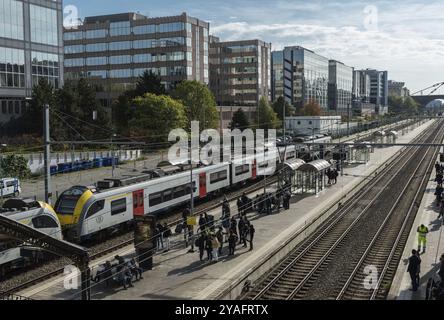 Etterbeek, région de Bruxelles-capitale, Belgique, 10 15 2019 étudiants et navetteurs attendent à la gare régionale d'Etterbeek, Europe Banque D'Images