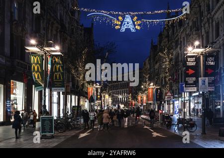 Anvers, Flandre, Belgique, 12 28 2020 la rue commerçante centrale de Meir la nuit pendant le shopping de noël, Europe Banque D'Images