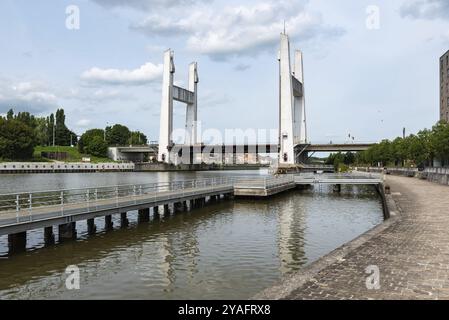 Vilvoorde, Brabant flamand, Belgique, 08 24 2021 le pont de l'Europe sur le canal, Europe Banque D'Images