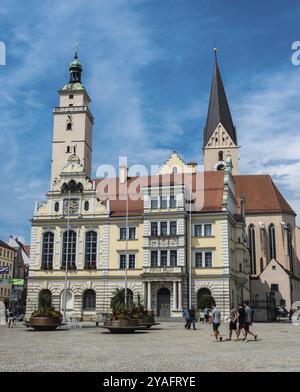 Ingolstadt, Bavière, Allemagne, 07 27 2018 : touristes et habitants se promènent sur la place de la vieille ville et à l'hôtel de ville, Europe Banque D'Images