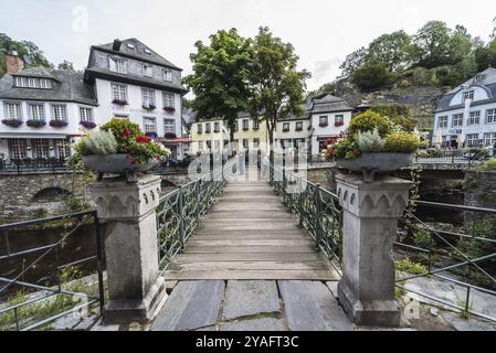 Vieille ville de Monschau, Rhénanie du Nord-Westphalie, Allemagne, 08 27 2019 vue en perspective sur le pont piétonnier en bois, Europe Banque D'Images