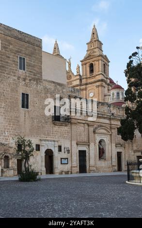 Mellieha, Malte, 01 07 2022 : la place et l'église du village, Europe Banque D'Images