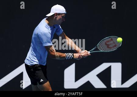 MELBOURNE, AUSTRALIE, 12 JANVIER : Jakub Mensik, de la République tchèque, bat Harold Mayot, de la France, en finale de qualification devant l’Australie 2024 Banque D'Images