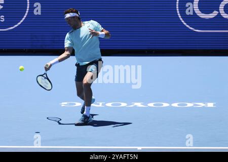 MELBOURNE, AUSTRALIE, 11 JANVIER : Casper Ruud, de Norvège, joue contre Jannik Sinner, d'Italie, le deuxième jour du Kooyong Classic 2024 à Kooyong on Ja Banque D'Images