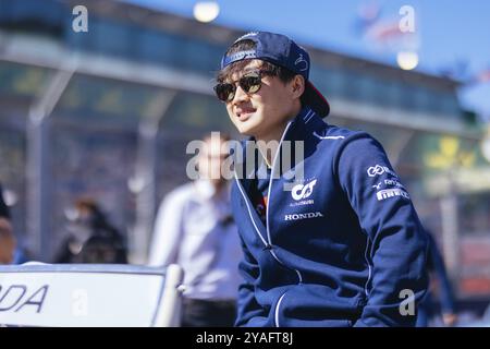 MELBOURNE, AUSTRALIE, 2 AVRIL : Yuki Tsunoda, du Japon, au volant de la Scuderia AlphaTauri au défilé des pilotes avant le départ de la course principale au 20 Banque D'Images