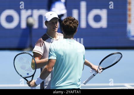 MELBOURNE, AUSTRALIE, 11 JANVIER : Jannik Sinner, d'Italie, en route pour battre Casper Ruud, de Norvège, le deuxième jour du Kooyong Classic 2024 à Kooyong Banque D'Images