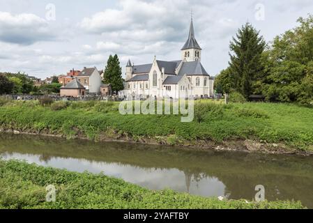 Vilvoorde, région du Brabant flamand, Belgique, 08 24 2021 vue idyllique sur une ancienne église blanche au bord de la rivière Senne avec un cadre verdoyant, Europe Banque D'Images