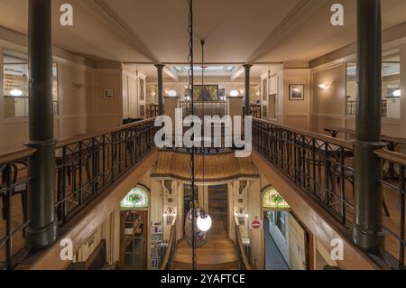 Vieille ville de Bruxelles, région de Bruxelles-capitale, Belgique, 02 02 02 2022 : vue panoramique sur un restaurant avec meubles en bois, vitraux et miroirs, E Banque D'Images