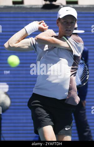 MELBOURNE, AUSTRALIE, 11 JANVIER : Jannik Sinner, d'Italie, en route pour battre Casper Ruud, de Norvège, le deuxième jour du Kooyong Classic 2024 à Kooyong Banque D'Images