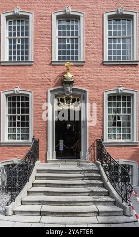 Vieille ville de Monschau, Rhénanie du Nord-Westphalie, Allemagne, 08 27 2019 façade et escaliers de la hause rouge, das rotes haus, aujourd'hui musée, Europe Banque D'Images