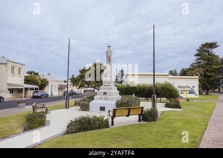 ROBE AUSTRALIA, 11 avril 2023 : L'architecture emblématique de Robe historique et le mémorial du soldat sur Mundy Terrace un jour d'automne orageux sur le Limeston Banque D'Images