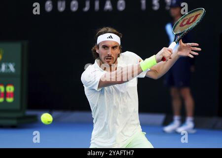 MELBOURNE, AUSTRALIE, 11 JANVIER : Stefanos Tsitsipas, de Grèce, joue contre Novak Djokovic, de Serbie, lors d'un match caritatif devant l'Austral 2024 Banque D'Images