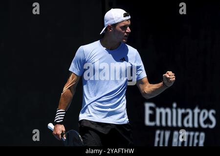 MELBOURNE, AUSTRALIE, 12 JANVIER : Jakub Mensik, de la République tchèque, bat Harold Mayot, de la France, en finale de qualification devant l’Australie 2024 Banque D'Images