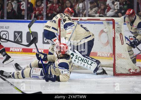 LanxessArena, Cologne, Rhénanie du Nord-Westphalie, Joacim Eriksson (Schwenninger Wild Wings, #60), Thomas Larkin (Schwenninger Wild Wings, #37), PENNY DEL Banque D'Images