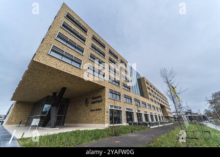 Belgique, 03 09 2019 : façade rectangulaire moderne du bâtiment Herman Teirlinck, principal bureau administratif du gouvernement flamand, Euro Banque D'Images