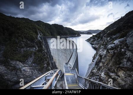 Vue sur le barrage Gordon lors d'une journée d'été fraîche. Il s'agit d'un barrage en voûte en béton à double courbure unique avec un déversoir à travers la rivière Gordon près de Strathgo Banque D'Images