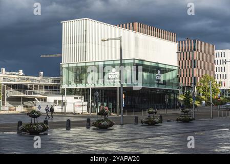 Louvain, Flandre, Belgique, 06 16 2019, vue sur la façade des bureaux de banque privée KBC et la place Martelarenplein, Europe Banque D'Images