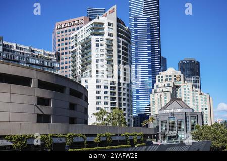 MELBOURNE, AUSTRALIE, 31 OCTOBRE 2021 : détail du bâtiment et de l'architecture dans le quartier des affaires de Melbourne depuis Southbank à Melbourne, Victoria, Australie, Océanie Banque D'Images