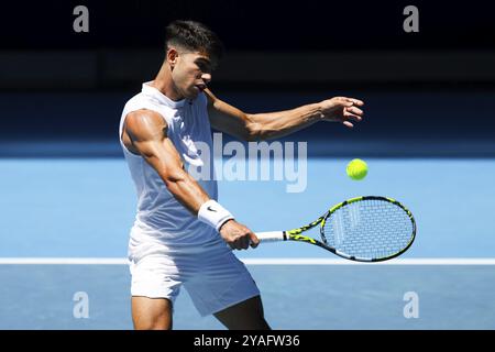 MELBOURNE, AUSTRALIE, 11 JANVIER : Carlos Alcaraz, d’Espagne, termine une séance d’entraînement avec Stan Wawrinka, de Suisse, avant l’australien 2024 Banque D'Images