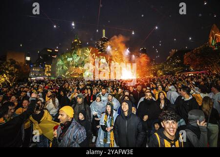 MELBOURNE, AUSTRALIE, 12 AOÛT : vue générale du Melbourne Fan Festival avec une foule de spectateurs qui regardent les Australiens Matildas vs France les bleus au Banque D'Images