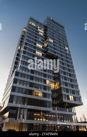 Ljubljana, Slovénie, 04 12 2018 : gratte-ciel contemporain de la chaîne hôtelière Intercontinental au crépuscule, en Europe Banque D'Images