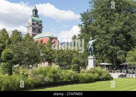 Stockholm, Suède, 07 24 2019- le jardin des rois Kungstradgarden avec des statues et une tour d'église en arrière-plan, Europe Banque D'Images