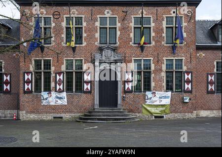 Ternat, Brabant flamand, Belgique, 11 04 2022, façade en brique et place de la mairie, Europe Banque D'Images