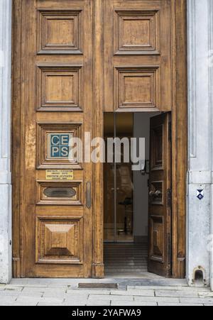 Bruxelles quartier des affaires, région de Bruxelles-capitale, Belgique, 02 04 2020 ancienne porte d'entrée en bois de l'ambassade du Lichtenstein, Europe Banque D'Images