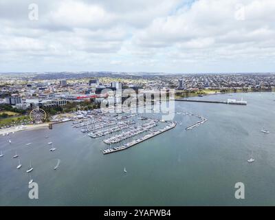 Vues aériennes de Port Phillip Bay vers Geelong CBD et la ville par un chaud matin d'été à Geelong, Victoria, Australie, Océanie Banque D'Images